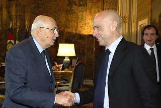 Il Presidente Giorgio Napolitano accoglie l'On. Marco Minniti, Vice Ministro dell'Interno, nel suo studio al Quirinale. Nella foto con il Dott. Pasquale Cascella, Direttore dell'Ufficio per la Stampa e l'Informazione del Quirinale