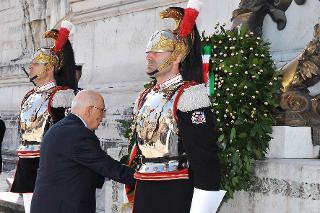 Il Presidente Giorgio Napolitano nel corso della deposizione di una corona d'alloro all'Altare della Patria, in occasione del 65° anniversario della Liberazione