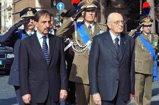 Il Presidente Giorgio Napolitano rende omaggio al Milite Ignoto, in occasione del 65° anniversario della Liberazione.