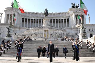 Il Presidente della Repubblica Giorgio Napolitano all'Altare della Patria dopo aver reso omaggio al Milite Ignoto, in occasione del 65° anniversario della Liberazione.