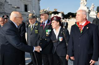 Il Presidente Giorgio Napolitano con i Presidente delle Associazioni Combattentistiche e d'Arma dopo aver reso omaggio al Milite Ignoto, in occasione del 65° anniversario della Liberazione.