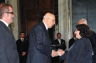 Il Presidente Giorgio Napolitano consegna la Medaglia d'Oro al Merito Civile alla memoria del Signor Zosimo Marinelli in occasione del 65° anniversario della Liberazione.
