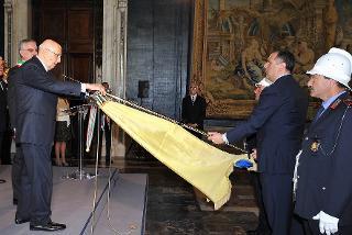 Il Presidente Giorgio Napolitano consegna la Medaglia d'Oro al Merito Civile alla Garfagnana in occasione del 65° anniversario della Liberazione