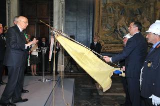 Il Presidente Giorgio Napolitano durante la consegna della Medaglia d'Oro al Merito Civile ai comuni della Garfagnana in occasione del 65° anniversario della Liberazione.