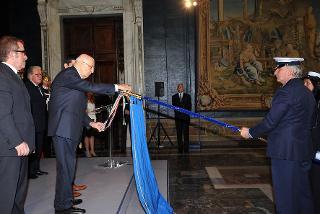 Il Presidente Giorgio Napolitano consegna la Medaglia d'Oro al Merito Civile al Comune di Sasso Marconi in occasione del 65° anniversario della Liberazione.