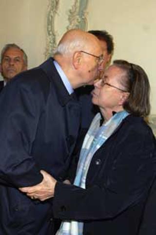 Il Presidente Giorgio Napolitano saluta la signora Elisa Benigno, vedova di Giuseppe Avolio, alla camera ardente allestita presso la sede della Confederazione Italiana Agricoltori
