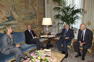 Il Presidente Giorgio Napolitano con l'On. Marco Minniti, Vice Ministro dell'Interno, la Dott.ssa Elisabetta Belgiorno, Capo della Segreteria del Vice Ministro dell'Interno e il Prof. Carlo Guelfi, Direttore dell'Ufficio di Segreteria del Presidente della Repubblica, durante i colloqui al Quirinale