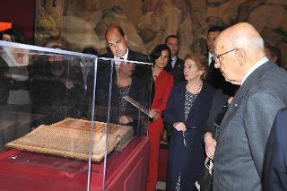 Il Presidente Giorgio Napolitano nel corso della visita alla Mostra &quot;Giuseppe negli arazzi di Pontormo e Bronzino. Viaggio tra i tesori del Quirinale&quot;