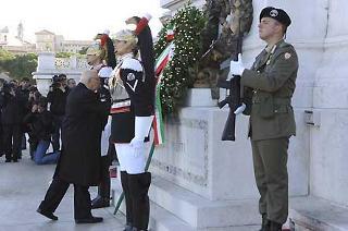 Il Presidente Giorgio Napolitano durante la deposizione di una corona d'alloro sulla Tomba del Milite Ignoto per il Giorno dell'Unità Nazionale e Festa delle Forze Armate.
