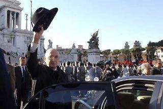 Il Presidente Giorgio Napolitano saluta la folla, all'Altare della Patria, dopo la deposizione di una corona d'alloro per il Giorno dell'Unità Nazionale e Festa delle Forze Armate.
