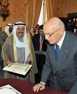 Il Presidente Giorgio Napolitano con Sheikh Sabah Al Ahmad Al-Jaber Al Sabah, Emiro dello Stato del Kuwait, durante lo scambio delle Onorificenze