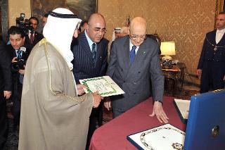 Il Presidente Giorgio Napolitano con Sua Altezza Sheikh Sabah Al Ahmad Al-Jaber Al Sabah, Emiro dello Stato del Kuwait, durante lo scambio delle Onorificenze