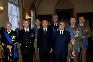 Il Presidente Giorgio Napolitano con il Ministro della Difesa Arturo Parisi, il Capo di Stato Maggiore della Difesa Amm. Giampaolo Di Paola ed i premiati dell'Ordine Militare d'Italia, in occasione delle celebrazioni nel Giorno dell'Unità Nazionale e della Festa delle Forze Armate.