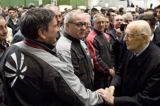 Il Presidente Giorgio Napolitano saluta gli operai di Ansaldo Energia in occasione della visita alla sede