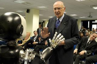 Il Presidente Giorgio Napolitano saluta il &quot;robot&quot; Icub in occasione della visita alla sede della Fondazione dell'Istituto Italiano di Tecnologia