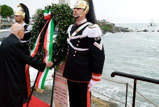 Quarto - Il Presidente della Giorgio Napolitano depone una corona d'alloro ai piedi della stele celebrativa della partenza dei Mille