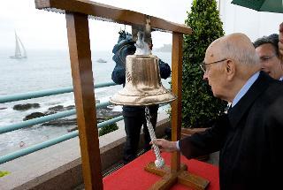 Il Presidente Giorgio Napolitano dà il segnale di inizio della regata storica che ricorda la partenza dei Mille, in occasione dell 150° anniversario dell'evento