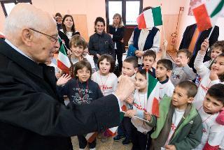 Il Presidente Giorgio Napolitano saluta i ragazzi di alcune scuole di Genova poco prima di lasciare la Stazione Marittima