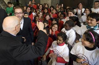Il Presidente Giorgio Napolitano all'uscita della Prefettura saluta alcuni ragazzi della Comunità di Sant'Egidio di Genova