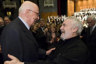 Il Presidente Giorgio Napolitano saluta il M° Gianluigi Gelmetti, al termine del concerto eseguito dall'Orchestra Coro e Coro di voci bianche del Teatro Carlo Felice