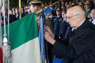 Il Presidente Giorgio Napolitano consegna una Croce d'Oro al Merito Civile dell'Esercito alla 46^ Brigata Aerea dell'Aeronautica Militare, nel corso della celebrazione del 149° anniversario della costituzione dell'Esercito Italiano