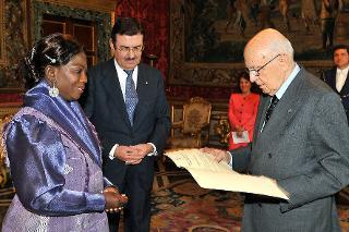 Il Presidente Giorgio Napolitano con la Signora Evelyn Anita Stokes-Hayford, nuovo Ambasciatore della Repubblica del Ghana in occasione della presentazione delle Lettere Credenziali