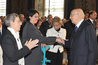 Il Presidente Giorgio Napolitano saluta Sonia Zanotti, rappresentante dell'Associazione tra i familiari delle Vittime della strage di Bologna del 2/08/1980 in occasione della cerimonia del Giorno della Memoria dedicato alle vittime del terrorismo
