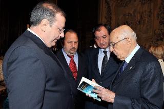 Il Presidente Giorgio Napolitano con i familiari del maresciallo Berardi in occasione della consegna del libro dedicato alla figura del padre