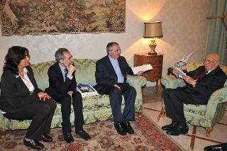 Il Presidente Giorgio Napolitano con Don Francesco Fiorino, Presidente della Fondazione San Vito Onlus ed i rappresentanti della Fondazione