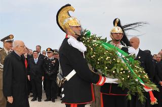 Il Presidente Giorgio Napolitano depone una corona d'alloro al Monumento dedicato allo Sbarco dei Mille