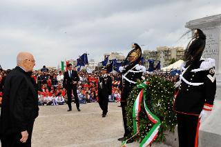 Il Presidente Giorgio Napolitano nel corso della deposizione di una corona d'alloro al Monumento dedicato allo Sbarco dei Mille