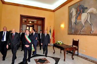 Il Presidente Giorgio Napolitano con Lorenzo Carini, Sindaco di Marsala, in occasione delle celebrazioni del 150° anniversario dello &quot;Sbarco dei Mille&quot;