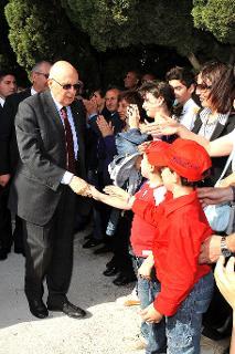 Il Presidente Giorgio Napolitano saluta alcuni bambini al suo arrivo a Calatafimi per il 150° anniversario dello &quot;Sbarco dei Mille&quot;