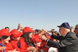 Il Presidente Giorgio Napolitano tra alcuni bambini per il 150° anniversario dello &quot;Sbarco dei Mille&quot;