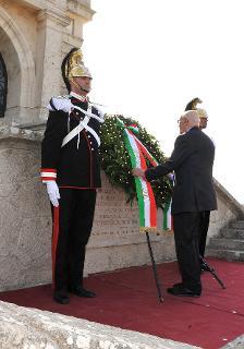 Il Presidente Giorgio Napolitano depone una corona d'alloro al Monumento ai caduti di Pianto Romano