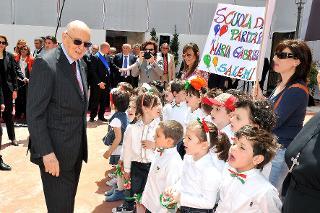 Il Presidente della Repubblica Giorgio Napolitano con alcuni bambini delle Scuole di Salemi