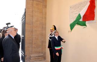 Il Presidente Giorgio Napolitano con Vittorio Sgarbi, Sindaco di Salemi, in occasione dello scoprimento di una targa che ricorda la proclamazione di Salemi prima capitale d'Italia
