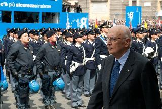 Il Presidente Giorgio Napolitano passa in rassegna il reparto d'onore schierato in occasione della celebrazione del 158° anniversario di fondazione della Polizia di Stato