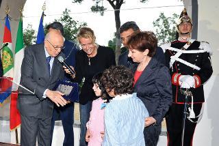 Il Presidente Giorgio Napolitano nel corso della premiazione delle scuole vincitrici del concorso &quot;Naturalmente ....scuola&quot; alla Festa di Primavera