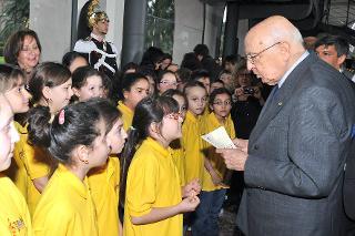 Il Presidente Giorgio Napolitano con alcuni studenti alla Festa di Primavera