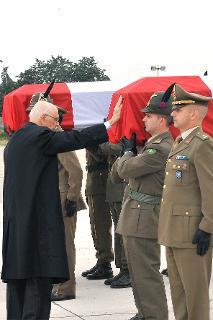 Il Presidente Giorgio Napolitano rende omaggio alle salme dei militari italiani uccisi in Afghanistan