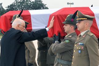 Il Presidente Giorgio Napolitano rende omaggio alle salme dei militari italiani uccisi in Afghanistan
