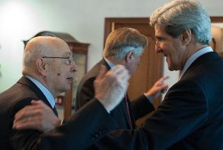 Il Presidente Giorgio Napolitano saluta il Sen. John Kerry, poco prima della partenza per la visita a Washington