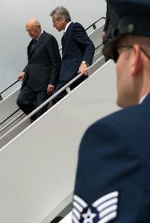 Il Presidente Giorgio Napolitano con l'Ambasciatore d'Italia a Washington, al suo arrivo all'aeroporto Andrews Air Force Base