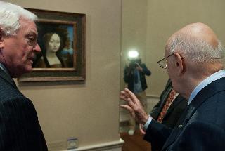 Il Presidente Giorgio Napolitano con Earl Powell III, Direttore della NGA, osserva l'opera di Leonardo da Vinci nel corso della visita alla National Gallery of Art