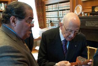 Il Presidente Giorgio Napolitano con il Giudice Antonin Scalia, nello studio della Corte Suprema