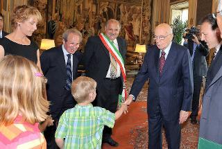 Il Presidente Giorgio Napolitano con Mauro Fiore, il padre Lorenzo, la moglie Cristina, i figli ed il Sindaco di Marzi Rodolfo Aiello