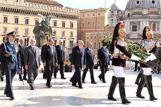 Il Presidente Giorgio Napolitano ascende la Scalea del Vittoriano per rendere omaggio al Milite Ignoto in occasione della Festa Nazionale della Repubblica