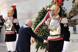 Il Presidente Giorgio Napolitano rende omaggio al Milite Ignoto, all'Altare della Patria, in occasione della Festa Nazionale della Repubblica.