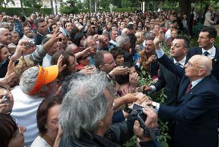 Il Presidente Giorgio Napolitano risponde al saluto dei cittadini che sono intervenuti all'apertura dei giardini del Quirinale, in occasione della Festa della Repubblica